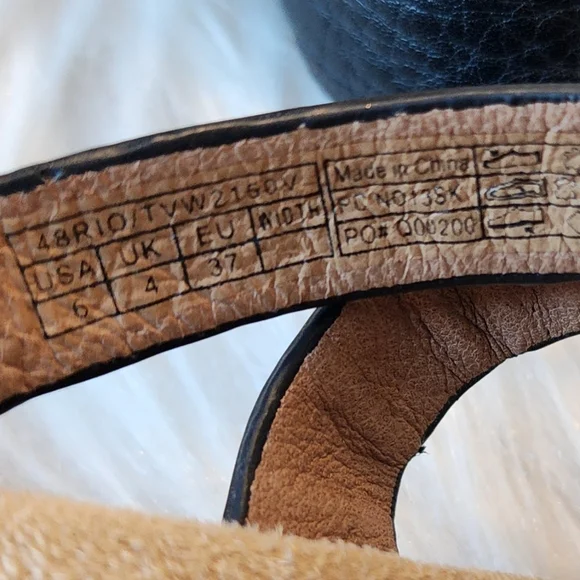 Vionic Black Leather Sandals, Size 6 - Picture 14 of 14